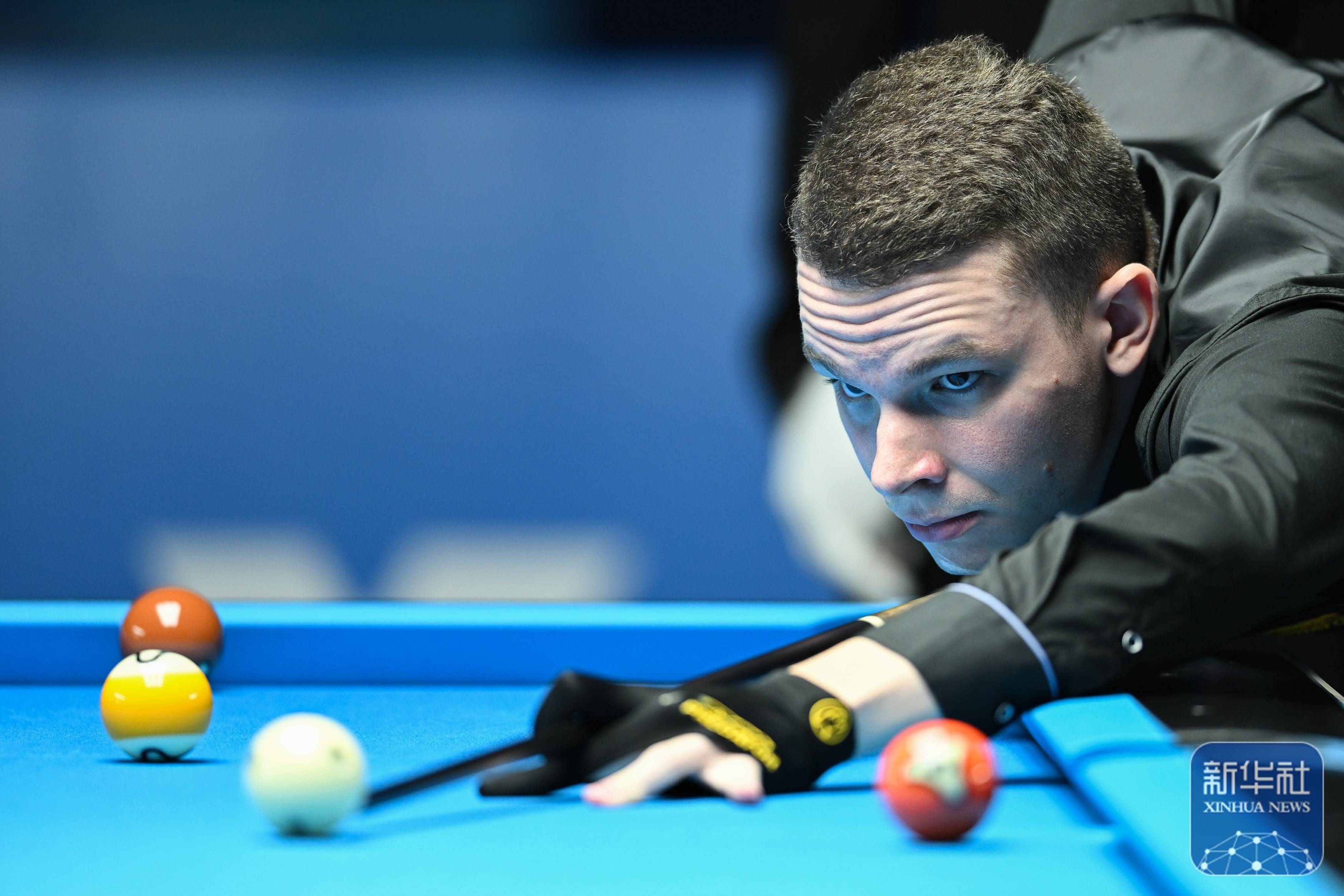 匈牙利选手在舞台上取得胜利的简单介绍