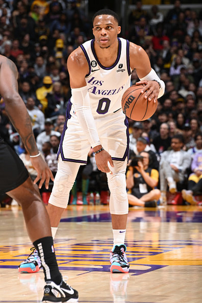 湖人完胜上海队，福克斯高光表现