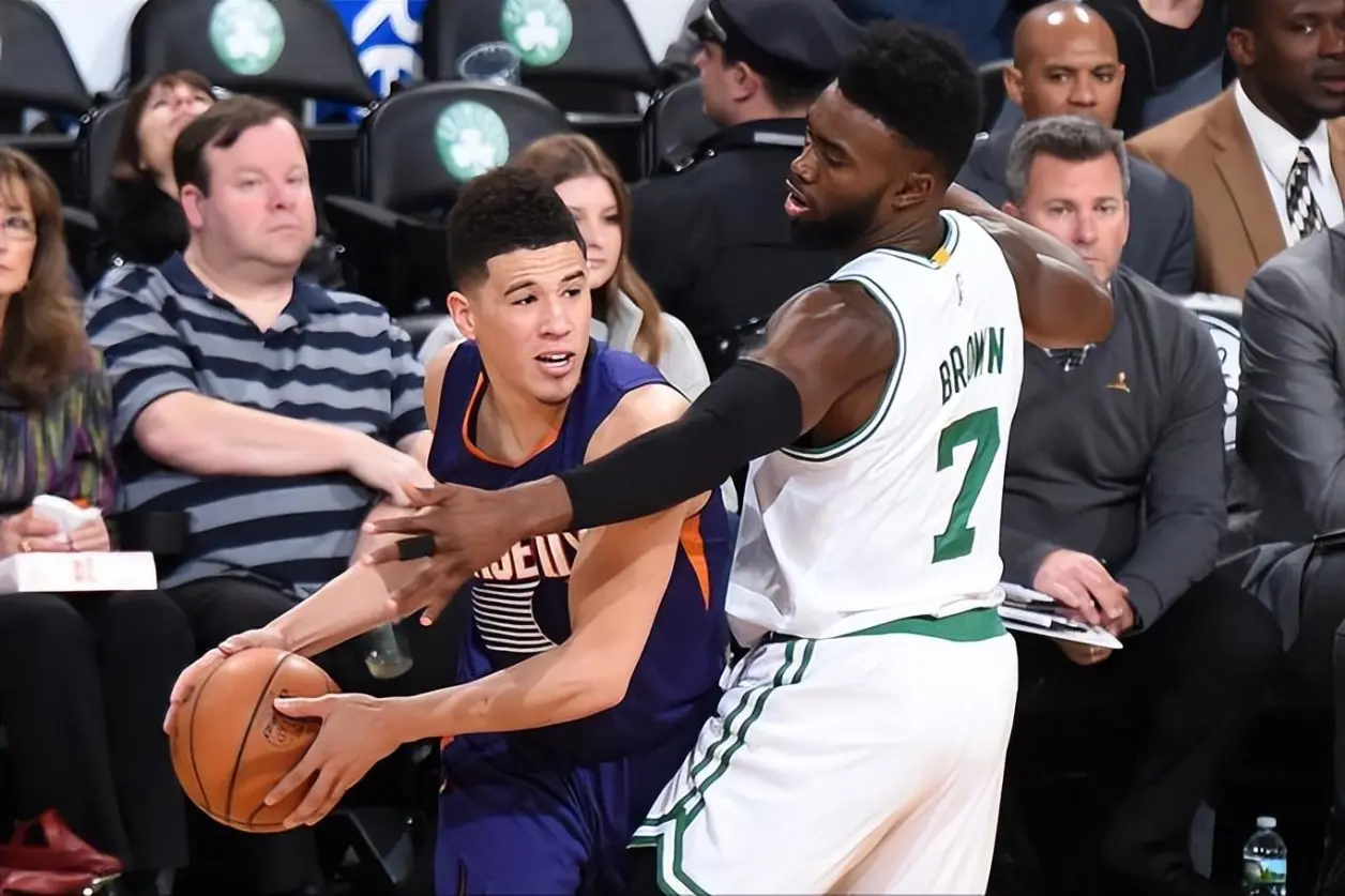 凯尔特人碾压江苏队，布克点燃赛场