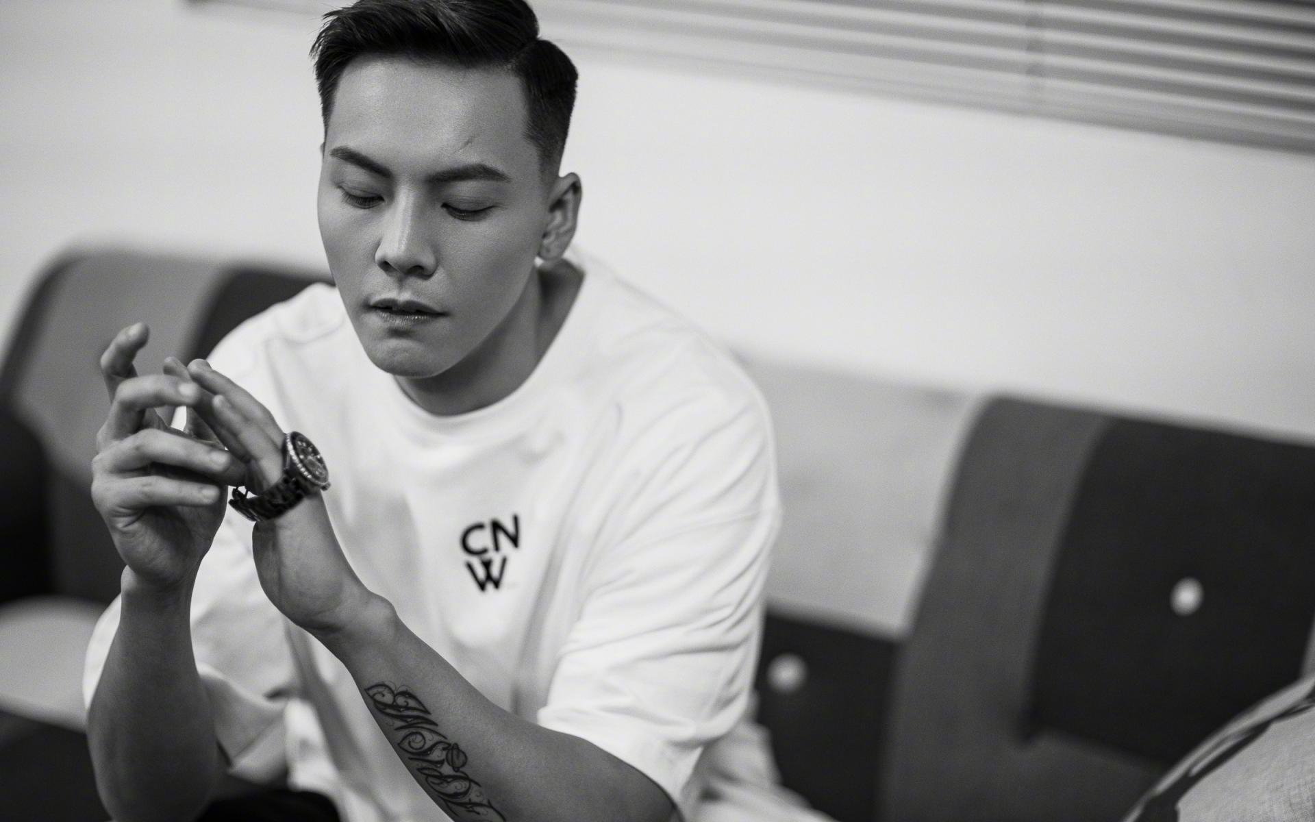 篮网球星的赛道奇袭，F1街道赛之夜，塔图姆如何成为终极胜负手？